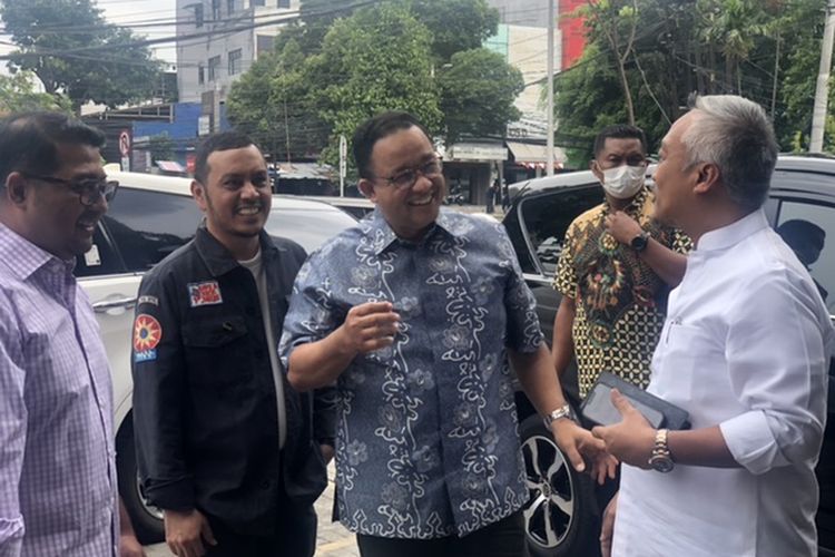 Mantan Gubernur DKI Jakarta Anies Baswedan bertemu dengan tim kecil PKS, Nasdem, Demokrat di sebuah restoran wilayah Tebet, Jakarta Selatan, Jumat (18/11/2022). 