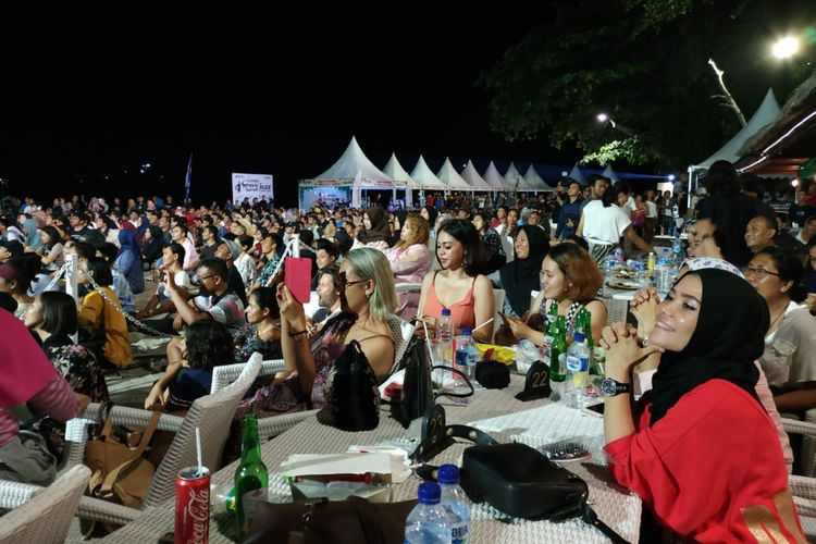 Ribuan orang menonton Senggigi Sunset Jazz 2018 yang digelar di Pantai Senggigi, Lombok Barat, Minggu (9/12/2018).