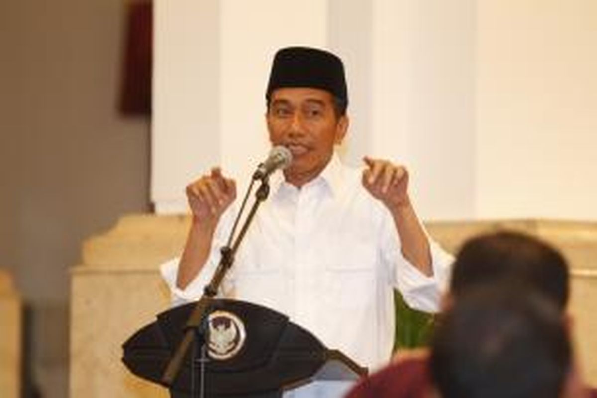 Presiden Joko Widodo menjawab sejumlah pertanyaan wartawan istana kepresidenan dalam acara berbuka bersama di Istana Negara, Jakarta, Senin (6/7/2015). Acara ini juga dihadiri oleh sejumlah menteri Kabinet Kerja dan diisi dengan shalat berjamaah dengan wartawan.