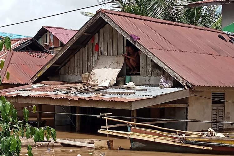 Banjir sedalam dua meter merendam sejumlah wilayah di Kabupaten Sintang, Kalimantan Barat (Kalbar), Selasa (4/10/2022). Kecamatan Serawai terdampak paling parah. Hingga menyebabkan perekonomian daerah setempat lumpuh.