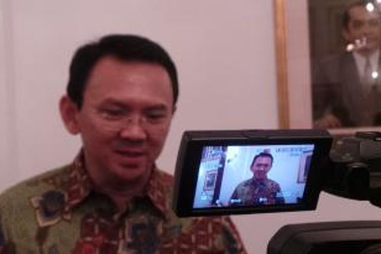 Gubernur DKI Jakarta Basuki Tjahaja Purnama saat wawancara wartawan, di Balai Kota, Rabu (6/1/2016).