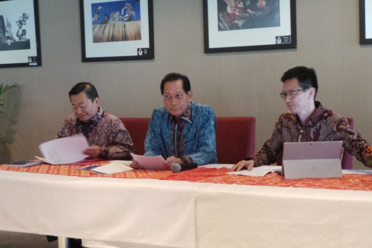 Konferensi pers direksi Bank BCA mengenai operasional ATM akibat gangguan satelit Telkom 1, di Menara BCA, Jakarta Pusat, Senin (28/8/2017). Di dalam foto itu ada Jahja Setiaatmadja sebagai Presiden Direktur BCA (tengah).