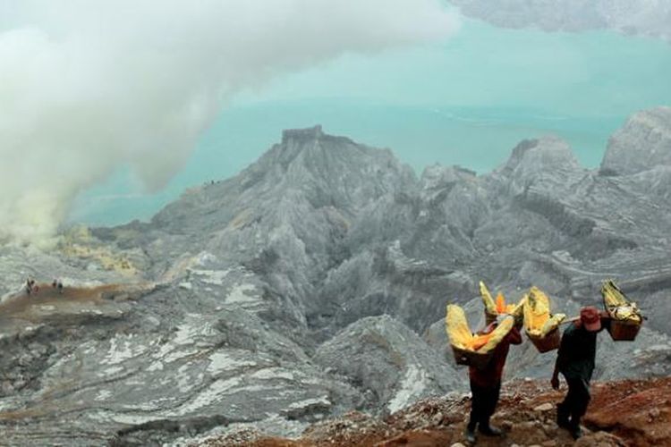 Petambang memikul belerang seberat lebih dari 70 kilogram. Mereka harus menempuh jarak sejauh 3 kilometer dari kawah Gunung Ijen menuju Pos Paltuding di kawasan Ijen, Kabupaten Banyuwangi, Jawa Timur. Masyarakat sekitar Gunung Ijen kini sudah mengantisipasi gejala bencana dari kawah tersebut.