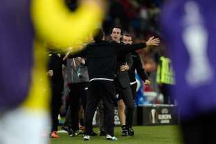 Pelatih Sevilla, Unai Emery, merayakan gol Sevilla ke gawang Liverpool pada laga final Liga Europa di St. Jakob Park, Rabu (18/5/2016).