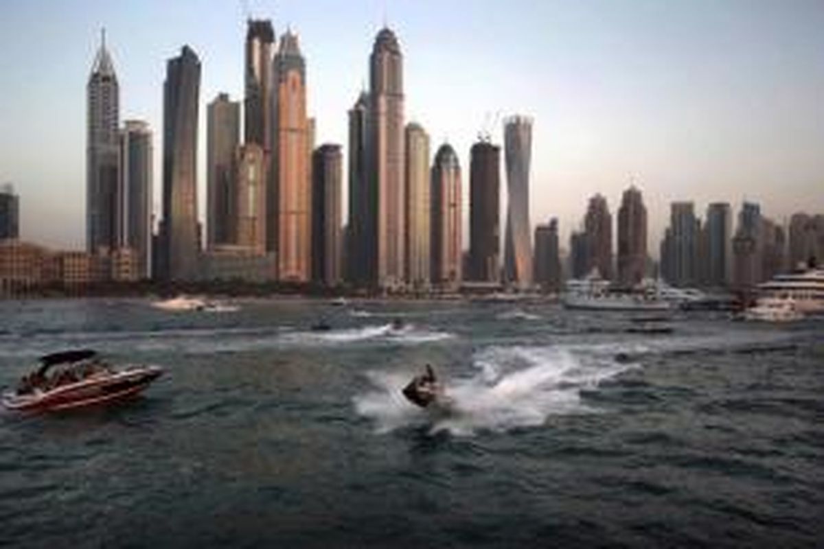 Orang-orang menggunakan kendaraan rekreasi di distrik Marina, Dubai, Uni Emirat Arab, 10 April 2015.