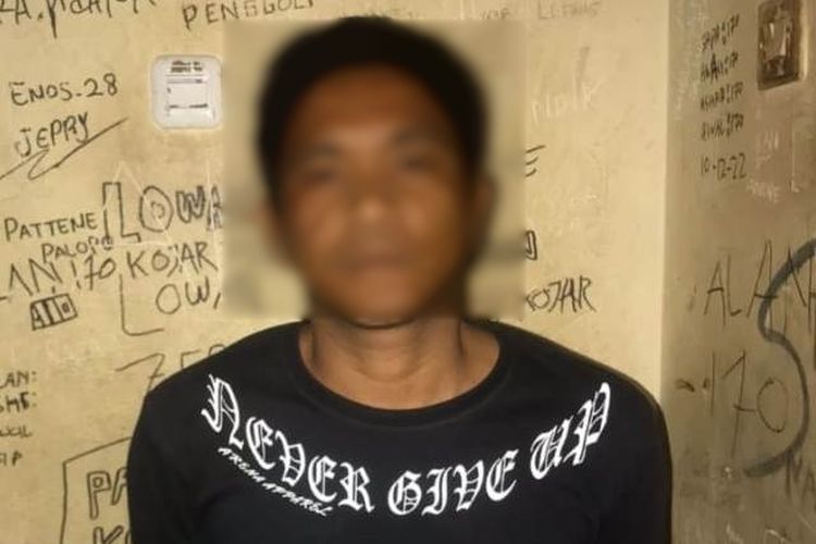 AJ alias Aco Robek (28) harus mendekam dalam ruang tahanan Polres Palopo, Sulawesi Selatan atas perbuatannya yang telah melakukan tindak pidana pemerkosaan terhadap seorang gadis berinisial NZ (21) di salah satu indekos di Kota Palopo, Jumat (5/4/2024)