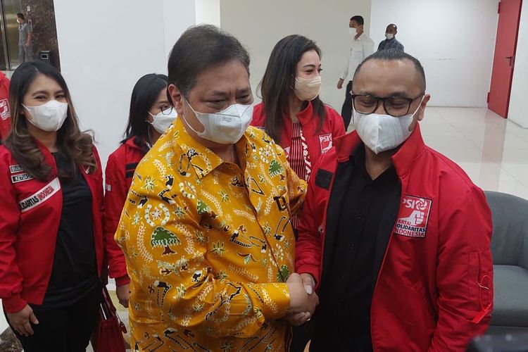 Ketua Umum Partai Golkar Airlangga Hartarto dan Ketua Umum PSI Giring Ganesha di kantor DPP Partai Golkar, Slipi, Jakarta Barat, Selasa (23/8/2022). 