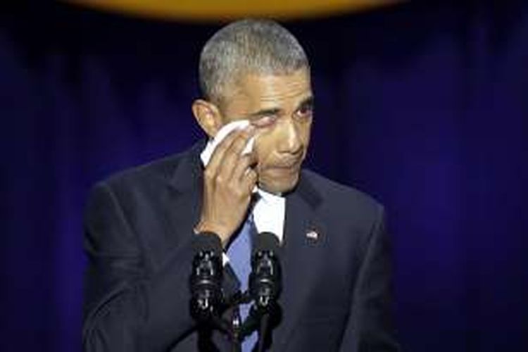 Presiden Amerika Serikat Barack Obama menangis saat memberikan pidato perpisahan di Chicago, Rabu (11/1/2017). Pidato tersebut sekaligus menandai berakhirnya masa jabatan Obama, dan akan beralih ke masa Presiden terpilih Donald Trump.
