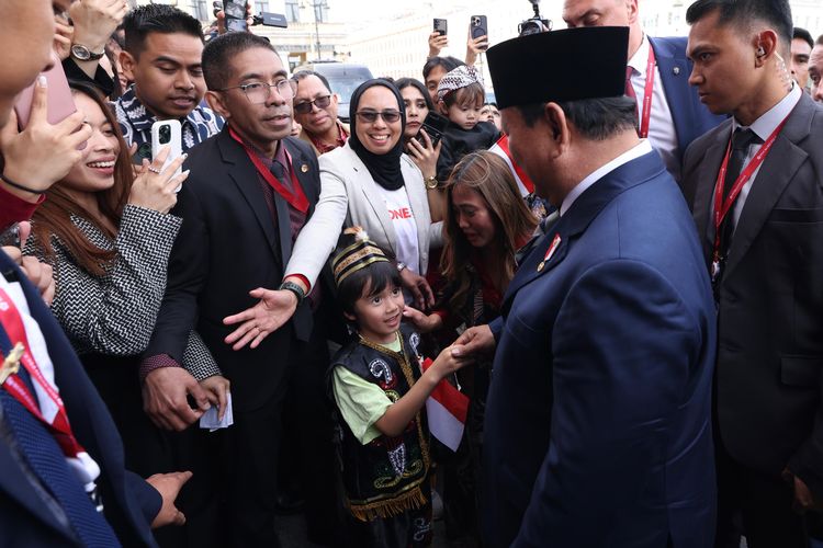 Prabowo ke Petersburg, Momen Anak Kecil Diaspora Minta Lego