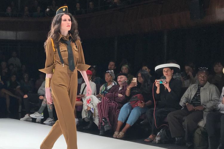 Di panggung Oxford Fashion Studio London Fashion Week Summer/Spring 2020, Amaranthine menampilkan koleksi yang sungguh berbeda dari desainer internasional lainnya. Mengambil tema Heroes of Our Homeland, koleksi busana Amaranthine terinspirasi dari para pejuang nasional Indonesia yang khas mengenakan seragam dengan balutan warna earth tone.