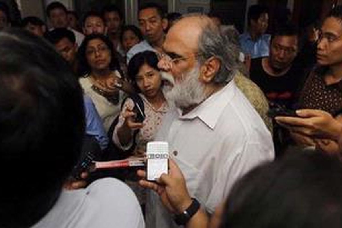 Anand Krishna (tengah) seusai menjalani sidang pembacaan tuntutan dalam kasus pelecehan seksual terhadap Tara Pradipta Laksmi di Pengadilan Negeri Jakarta Selatan, Rabu (26/10/2011). Anand Krishna dituntut 2 tahun 6 bulan penjara oleh jaksa penuntut umum atas kasus yang terjadi pada Agustus 2010 silam. 