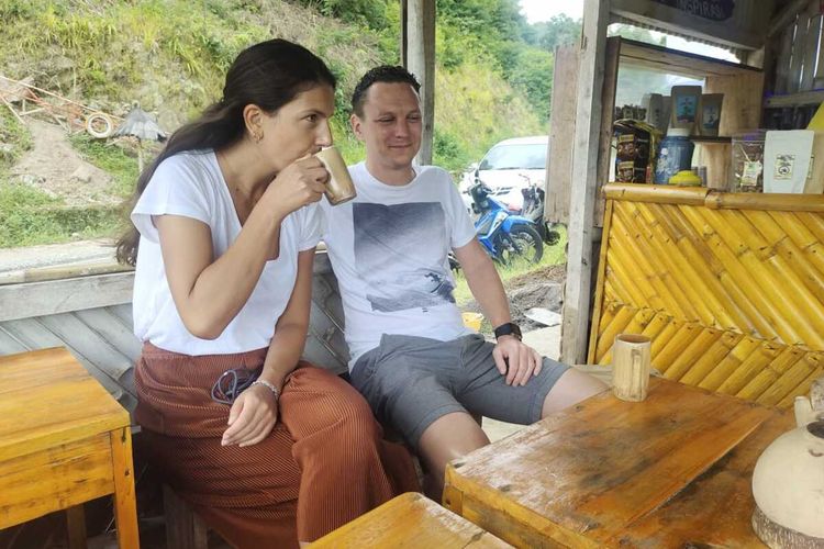 Turis mancanegara sedang minum kopi khas Manggarai Timur di Kedai KOPI SIMPONI Desa Wisata Golo Loni, Senin, (29/11/2022). (DOK/POKDARWIS DESA WISATA GOLO LONI MATIM)