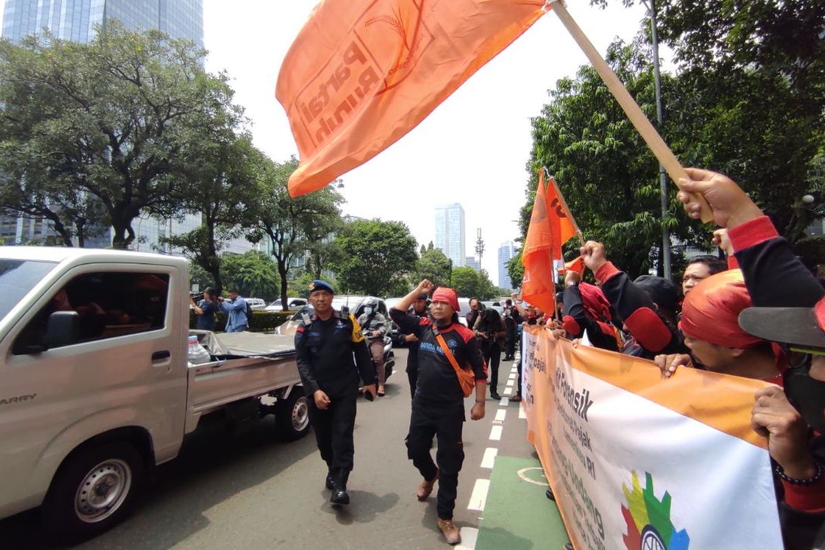 Ratusan buruh melakukan aksi demonstrasi di depan Gedung Direktorat Jenderal Pajak Kemenkeu RI, Jumat (10/3/2023) 