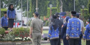 Mba Ita memimpin upacara HUT ke-52 Korps Pegawai Republik Indonesia (Korpri) di Lapangan Pancasila