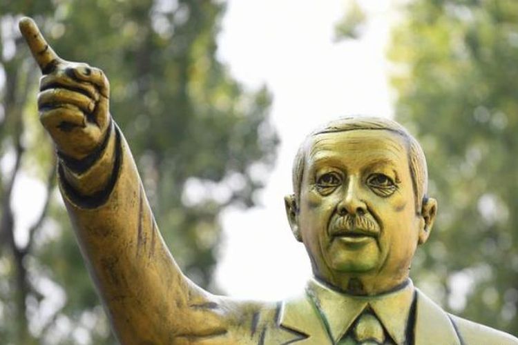 Patung yang menampilkan sosok Presiden Turki Recep Tayyip Erdogan yang dipasang di Alun-alun Kota Wiesbaden, Jerman.