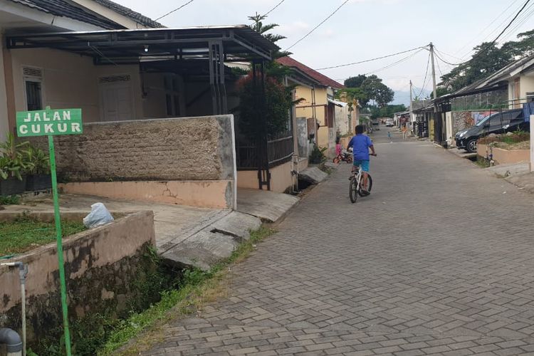 Program pembangunan rumah layak huni dari pemerintah untuk masyarakat ternyata juga dirasakan manfaatnya oleh para seniman rambut atau tukang cukur Asli Garut (Asgar). Para tukang cukur yang tergabung dalam kelompok tukang cukur Asgar kini sudah bisa memiliki kompleks perumahan layak huni yang lengkap dengan prasarana, sarana dan utilitasnya serta angsuran rumah yang terjangkau.