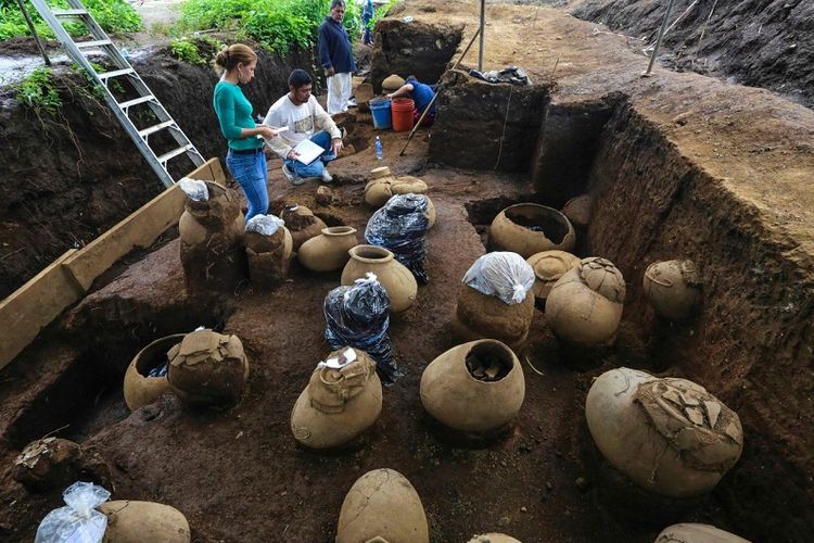 Pegawai Nicaraguan Institute of Culture (INC) sedang mengamati dan memilah sekitar 30 guci  berusia 1.200 tahun yang ditemukan di lokasi konstruksi Stadion Basball Nasional yang baru di Managua, 29 Juni 2017.