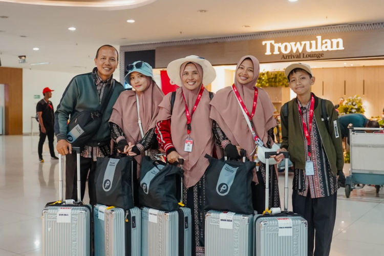 Dengan fasilitas penerbangan langsung, jemaah umrah Persada Indonesia dapat fokus beribadah tanpa khawatir kelelahan karena perjalanan berangkat yang panjang. 