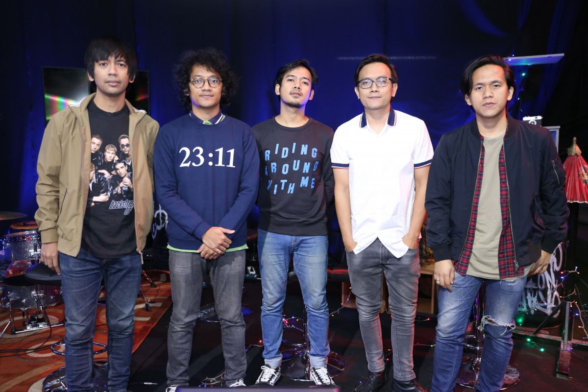 Personil grup band DMASIV berpose usai tampil di acara Selebrasi (Selebritas Beraksi), Menara Kompas Gramedia, Palmerah Selatan, Jakarta, Selasa (22/05/2018). DMASIV mempromosikan single terbarunya yang berjudul Pernah Memiliki, di dalam lagu ini DMASIV duet dengan penyanyi Rossa.
