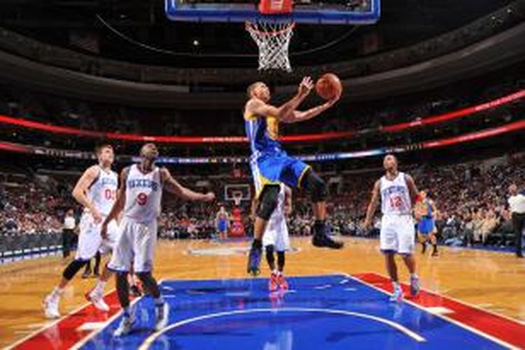 Pebasket Golden State Warriors, Stephen Curry (tengah), mencoba melewati empat pemain Philadelphia 76ers untuk memasukkan bola, pada laga lanjutan kompetisi NBA, Senin (4/11/2013).