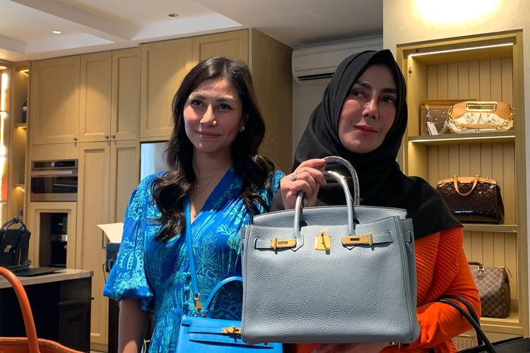Ibu Raffi Ahmad, Amy Qanita (kanan, berbaju merah) menunjukkan salah sagu koleksi tas miliknya saat ditemui wartawan di kawasan Cipete, Jakarta Selatan, Jumat (27/5/2022).