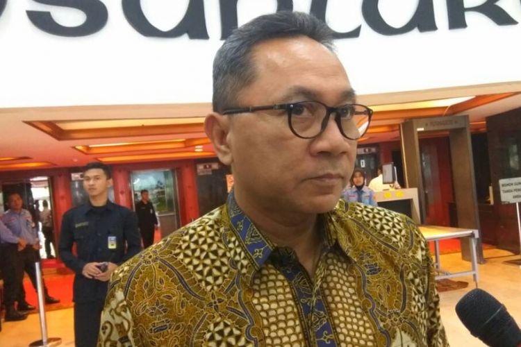 Ketua MPR RI Zulkifli Hasan di Kompleks Parlemen, Senayan, Jakarta, Selasa (20/6/2017).