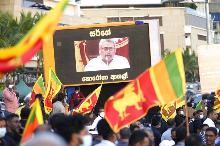 Protes Sri Lanka menuntut presiden Gotabaya Rajapaksa mengundurkan diri saat pidatonya diproyeksikan di layar raksasa di lokasi protes yang sedang berlangsung di luar kantor presiden di Kolombo, Sri Lanka, Jumat, 29 April 2022. 