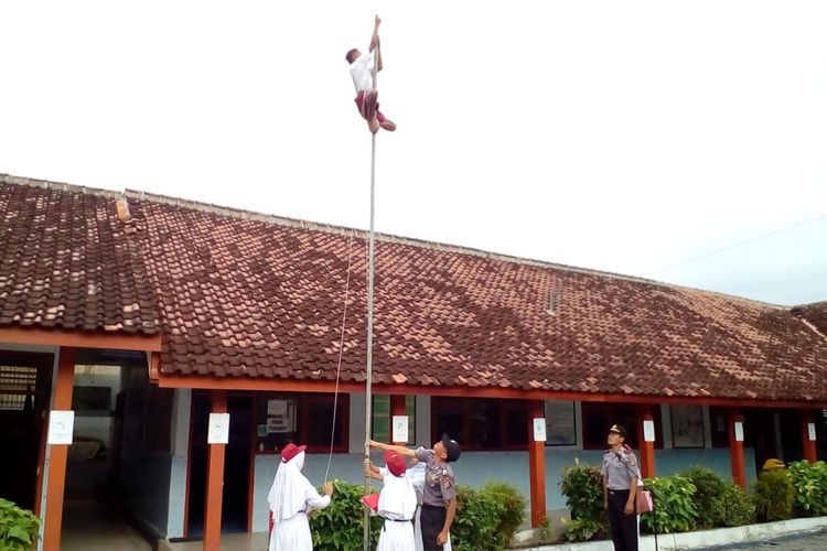 Foto Rafli beraksi memanjat tiang bendera itu tersebar di berbagai grup media sosial. Dalam foto itu, tampak Rafli yang bertelanjang kaki berada di pucuk tiang bendera. Kadis Pendidikan Sumarsana memberi hadiah sepeda bagi Rafli, kelas 6 SD Pepen di Giripeni, Wates. 