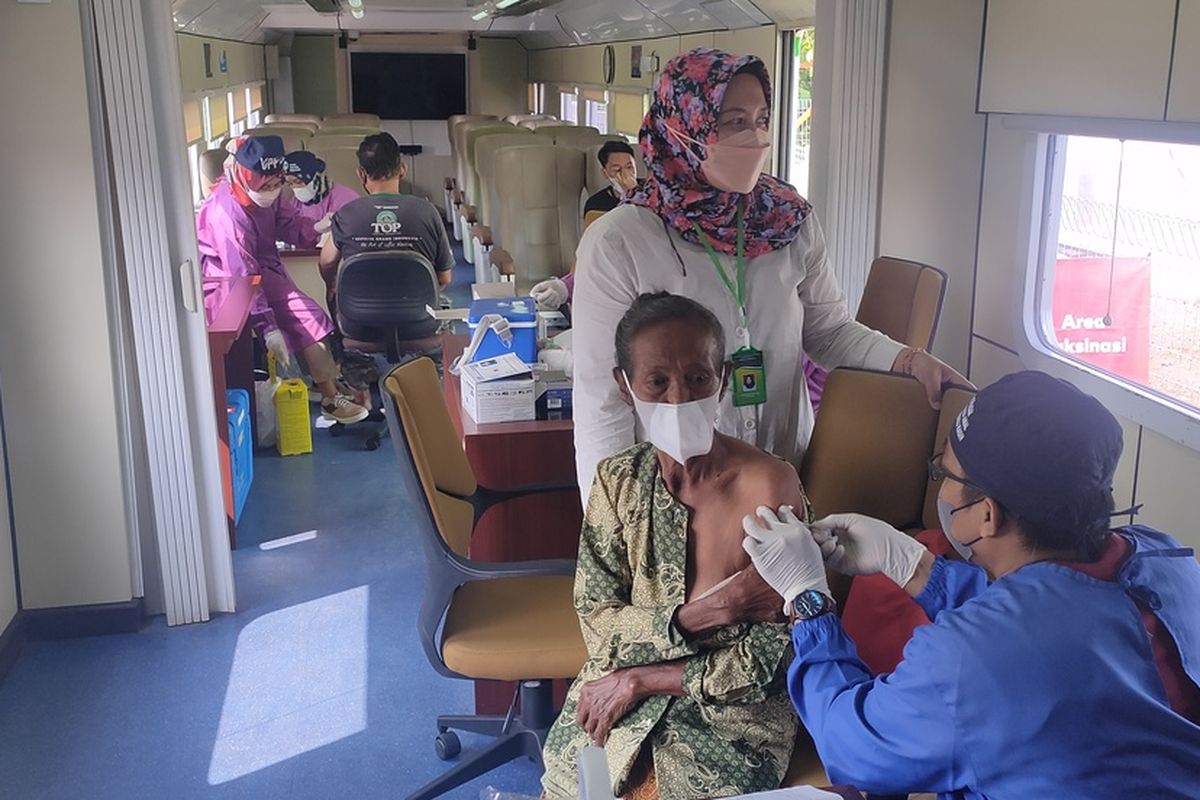 Warga menerima booster vaksin Pfiser di Kereta Api Rail Clinic di Stasiun Sentolo, Kapanewon Sentolo, Kabupaten Kulon Progo, Daerah Istimewa Yogyakarta. KA Rail Clinic melayani kesehatan di masyarakat sekitar stasiun.