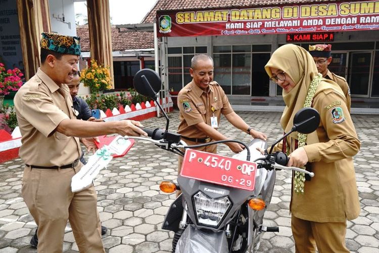 Bupati Banyuwangi Ipuk Fiestiandani menyerahkan kendaraan operasional kepada Puskesmas Sumberagung di sela kegiatan Bupati Ngantor di Desa (Bunga Desa), di Desa Sumberagung Kecamatan Pesanggaran, Selasa (25/6/2024).