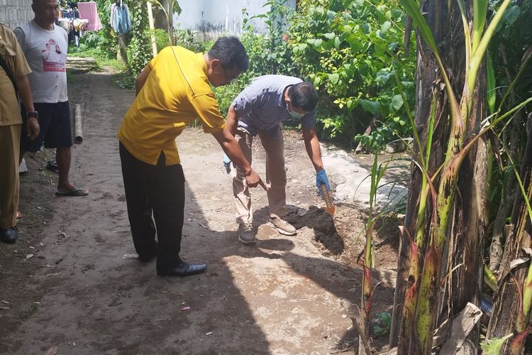 Petugas saat olah TKP penemuan bayi di halaman rumah warga Desa Pule, Kecamatan Kandat, Kabupaten Kediri, Jawa Timur.
