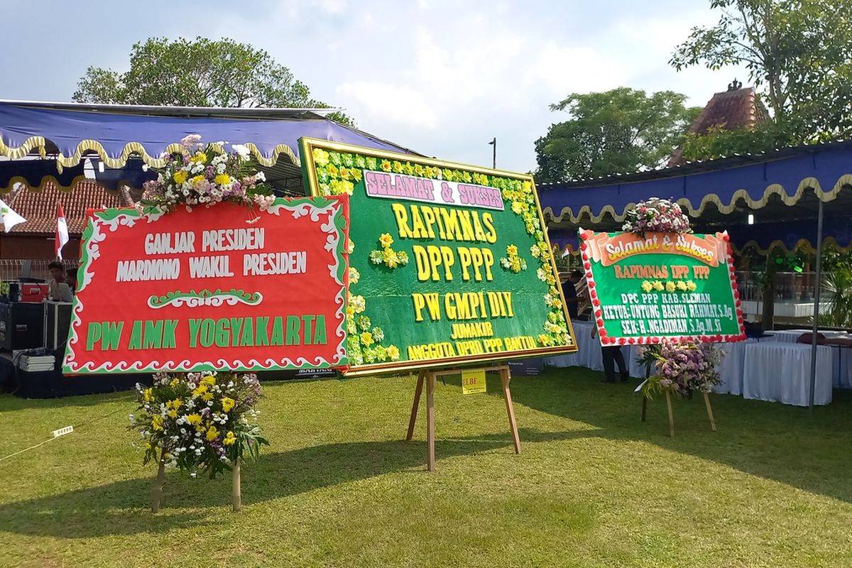 karangan bunga dengan tulisan Ganjar Presiden dipajang di acara PPP, Rabu (26/4/2023)
