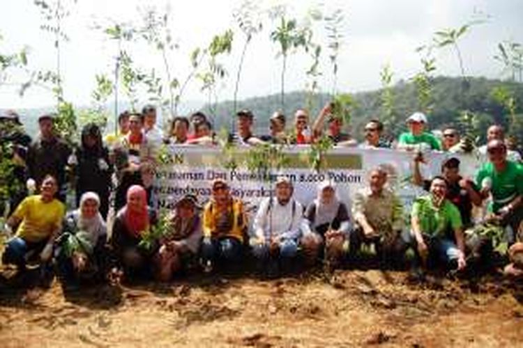 Tim Balai Besar Taman Nasional Gunung Gede Pangrango (BBTNGGP), Conservation International Indonesia, Konsorsium Gedepahala, Yayasan Semak, dan PT Multi Bintang Indonesia, berfoto bersama dalam kegiatan penanaman dan pemeliharaan 8.000 pohon seluas 20 hektar di Blok Ciruntuh, Resort Bodogol, Taman Nasional Gunung Gede Pangrango, Jawa Barat, Kamis(19/5/2016).