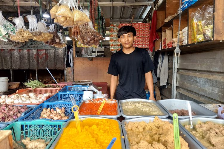 Andri (19) pedagang bumbu masakan khas padang di Pasar Pucung, CIlodong, Kota Depok, Jawa Barat