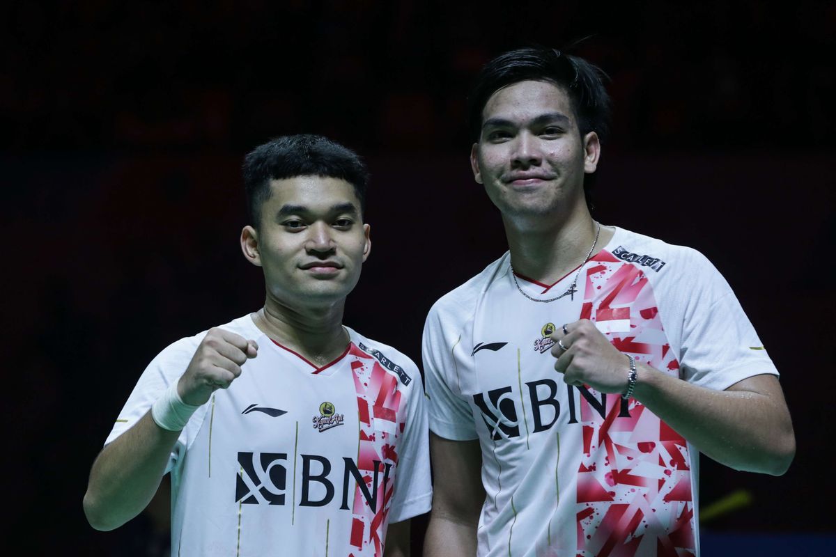 Ganda putra Indonesia, Leo Rolly Carnando/Daniel Marthin usai bertanding melawan wakil Jepang, Takuro Hoki/Yugo Kobayashi pada pertandigan semifinal Indonesia Masters 2023 di Istora Senayan, Jakarta, Sabtu (28/1/2023). Leo/Daniel melaju ke final setelah menang dengan skor 18-21, 21-17, dan 21-3.
