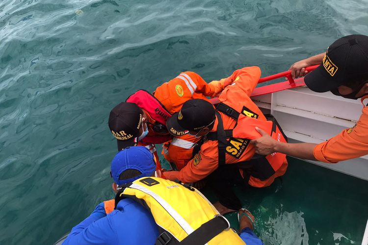 Tim SAR berusaha mengangkat jasad salah satu korban tenggelamnya kapal LCT Anugerah Indasah yang tenggelam di perairan Tanah Laut Kalsel, Minggu (26/6/2022). 