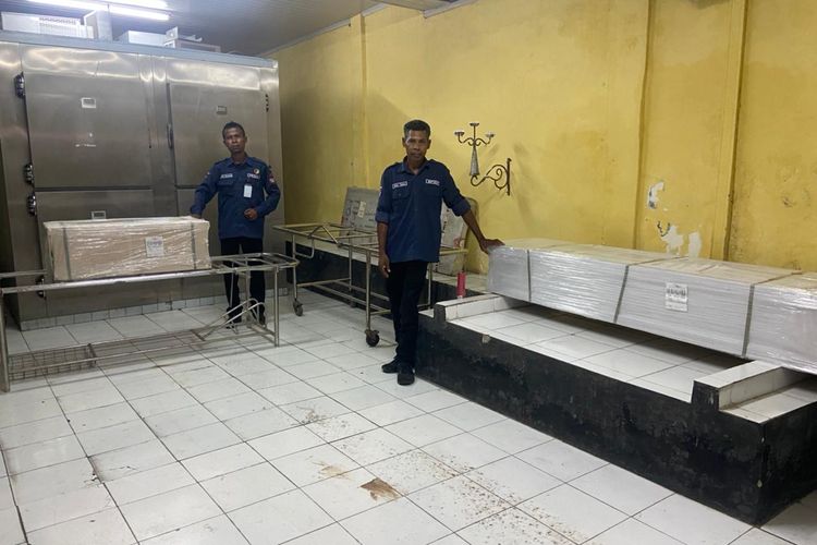 Jenazah 2 PMI yang disemayamkan sementara di ruang Instalasi Pemulasaran Jenazah Rumah Sakit Umum WZ Johannes Kupang. Salah satunya adalah jenazah Oce Liu, PMI asal TTS yang diduga dibunuh suami di Malaysia