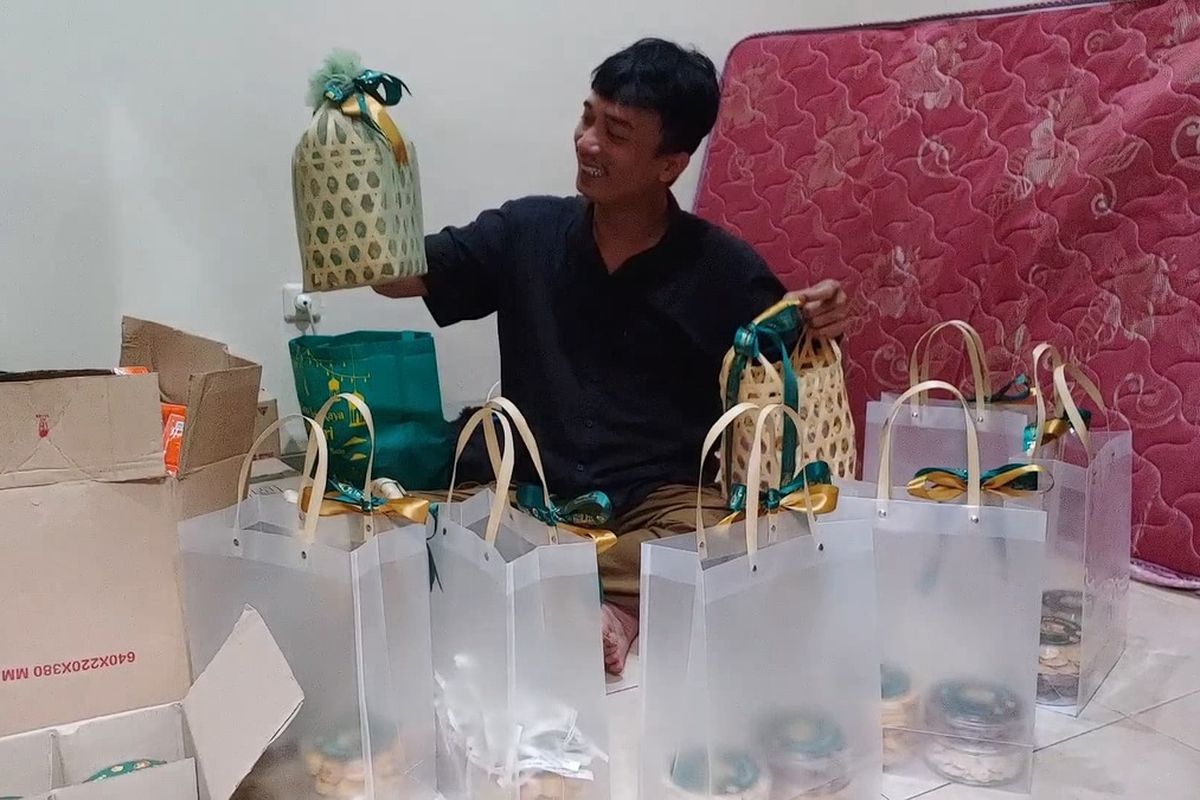 Dicky Tifani saat menyiapkan hampers di kamar kosnya, Kota Semarang, Jawa Tengah, Kamis (27/3/2025). 