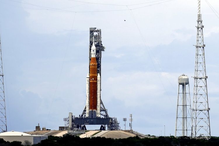 Roket bulan NASA siap kurang dari 24 jam sebelum dijadwalkan untuk diluncurkan di Pad 39B untuk misi Artemis 1 mengorbit bulan di Kennedy Space Center, Minggu, 28 Agustus 2022, di Cape Canaveral, Florida 