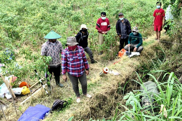 Tim BPCB Jatim memulai kegiatan survei penyelamatan di sekitar temuan struktur batu bata kuno di area persawahan di Kelurahan Karangtengah, Kecamatan Sananwetan, Kota Blitar, Senin (20/9/2021)