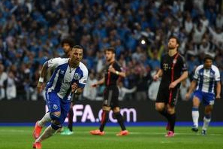 Penyerang FC Porto, Ricardo Quaresma (kiri) merayakan golnya dalam pertandingan leg pertama perempat final Liga Champions melawan Bayern Muenchen di Stadion Dragao, Porto, Rabu (15/4/2015). 