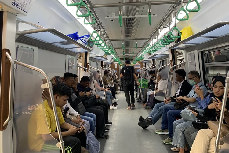 KAI Commuter resmi mengoperasikan tiga rangkaian kereta rel listrik (KRL) baru di lintas Bogor dan Cikarang mulai Minggu (1/6/2025).