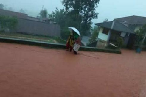 Banjir Bandang Melanda 3 Desa di Sumedang, Longsor Menutup Akses Jalan