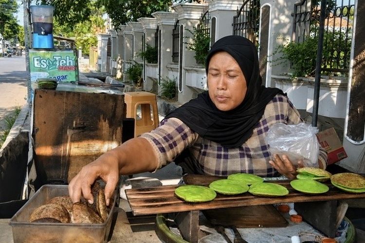 Kisah Yuni Bertahan di Balik Tungku Serabi Indramayu demi Sekolah Anak-anaknya