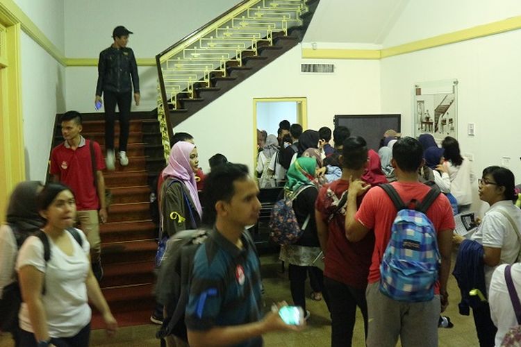 Peserta acara Night At The Museum berada di dalam Museum Perumusan Naskah Proklamasi, Jakarta, Kamis (17/8/2017) sekitar pukul 02.30 WIB. Peserta acara tersebut mengikuti program Night At The Museum: Menginap di Rumah Laksamana Tadashi Maeda yang diselenggarakan oleh Komunitas Historia Indonesia.