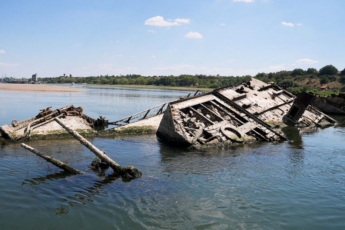 Foto armada kapal Nazi yang ditenggelamkan dalam Perang Dunia II yang muncul kembali saat kekeringan di Eropa.