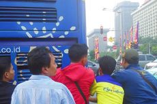 Penumpang Gotong Royong Dorong Bus City Tour Jakarta yang Mogok