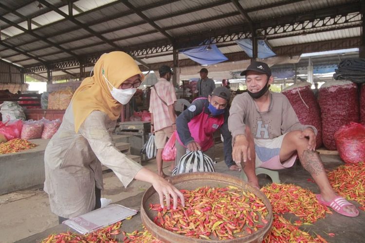 Tim Satuan Tugas (Satgas) Pangan Kabupaten Kediri melakukan operasi pasar untuk memastikan kenaikan harga bahan pokok selama bulan Ramadhan. 