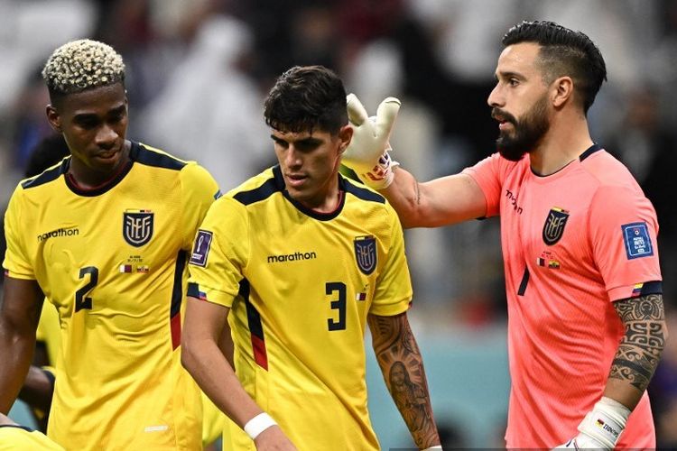 Pemain Ekuador, Pervis Estupinan (kiri), Piero Hincapie (tengah), dan Hernan Gallindez (kanan) kala beraksi dalam laga pembukaan Piala Dunia 2022 kontra Qatar di Stadion Al-Bayt, Al Khor, 20 November 2022.