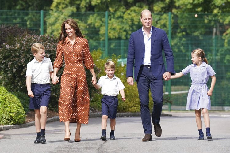 Dari kiri, Pangeran George dari Inggris, Kate Duchess of Cambridge, Pangeran Louis, Pangeran William dan Putri Charlotte, tiba untuk menetap pada sore hari di Sekolah Lambrook, dekat Ascot, Inggris, Rabu, 7 September 2022. 